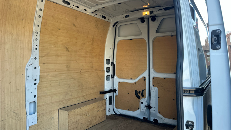 Renault Master Mwb Diesel Fwd MM35dCi 135 Business+ Medium Roof Van